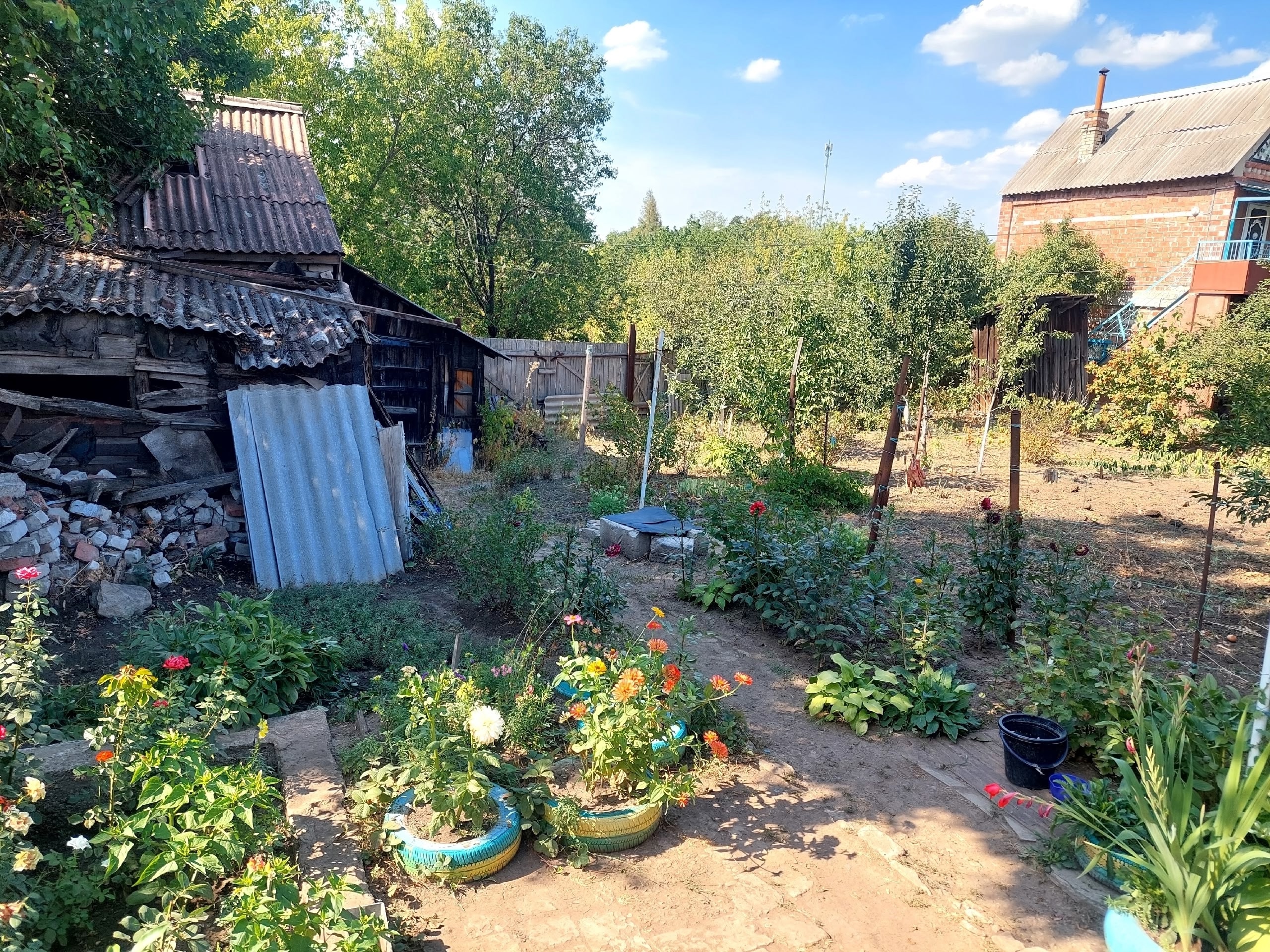 Продам дом на 2-х хозяев, ул. Мирная, район Таксопарка, рядом МакДак, Электрон. Общая площадь 55м2, 3 комнаты, из них 2 изолированных комнаты и 1 проходная. Косметический ремонт, жилое состояние. Кухня, с/у совмещен, двухконтурный котёл. Остается почти вся мебель и техника. Центральное водоснабжение, земля 4 ...