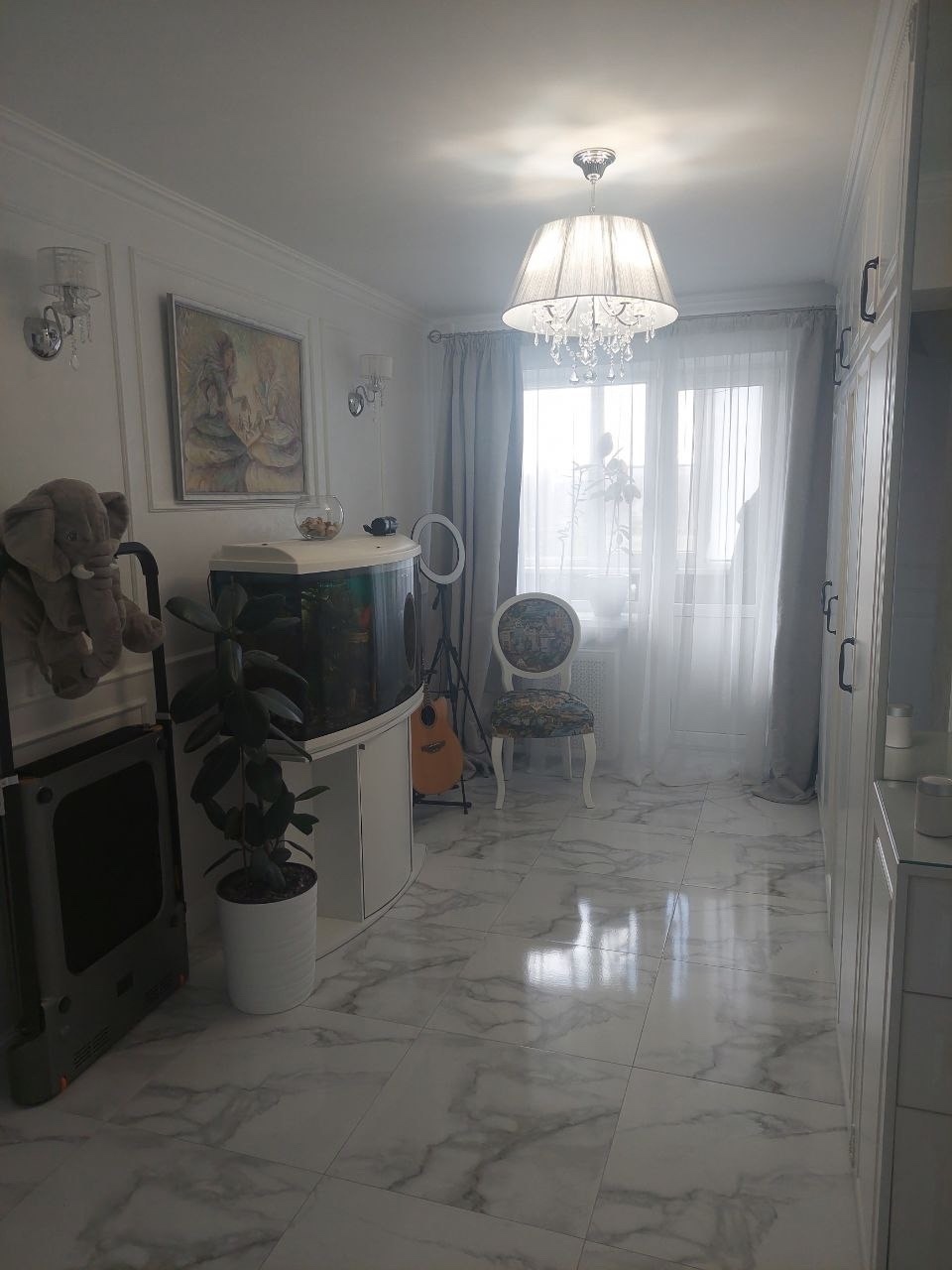 ❗❗ Продаётся элитная 3-комнатная квартира в Алчевске 📍 ул. Ленина (кирпичный дом спецпроекта, 4/5 этаж) 🔥 Эксклюзивные характеристики: ✔ Общая площадь: 83 м² с авторской перепланировкой ✔ Ремонт: премиум-класса с дорогими материалами ✔ Балконы: Кухонный балкон с насосной станцией (750 л) Просторная лоджия в с...